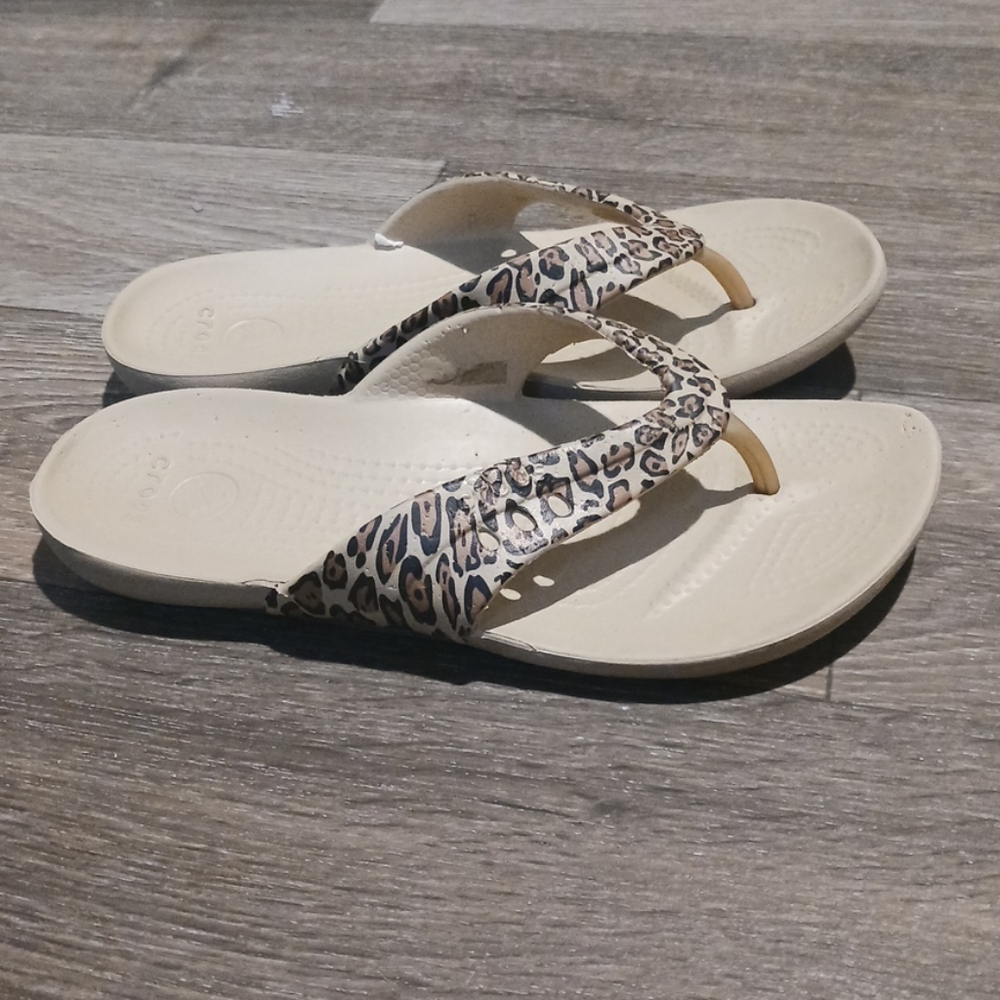 Crocs Leopard Kadee II Thong Flip Flops Womens‎ Beige Animal Print Size W7